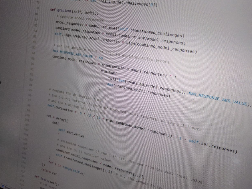 Schräg fotografierter, auf GitHub gehosteter Angriffscode (Logistische Regression)