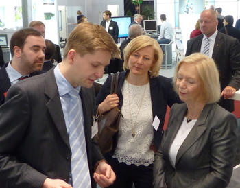 Matthias Wählisch presents project Peeroskop to Federal Minister of Education and Research Prof. Dr. Johanna Wanka