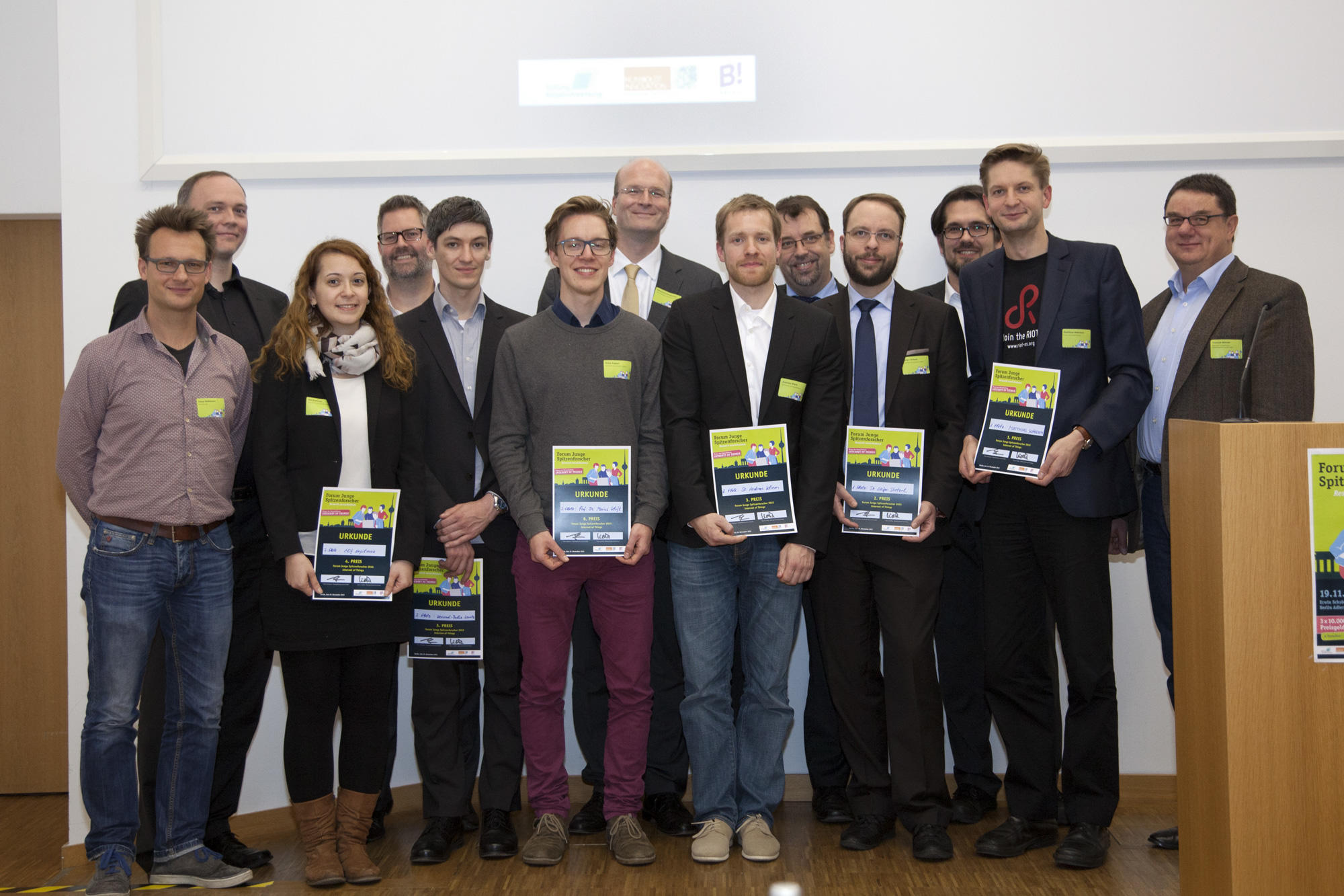 Preisverleihung Forum Junge Spitzenforscher 2015. Von links nach rechts: Claus Bahlmann, Volker Hofmann, Elif Eryilmaz, Stefan Schick, Konrad-Felix Krentz, Philip Popien (in Vertretung für Marius Kloft), Reinhard Geissbauer, Andreas Kliem, Rainer Lüd