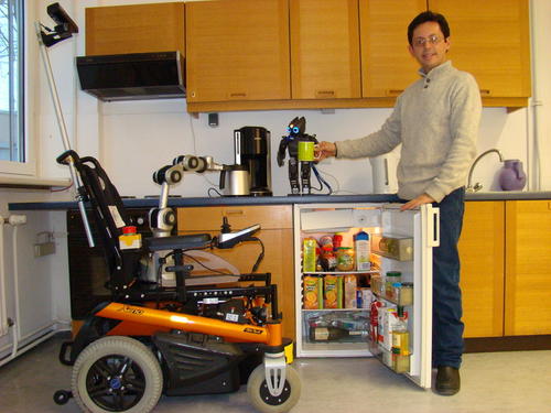 Berlin Braincontrolled Wheelchair: Roboter zur Küche!!! Dienstleistungsroboter der Zukunft werden verschiedene Aufgaben übernehmen
